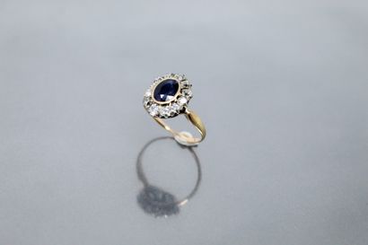 null 18k (750) yellow gold and platinum daisy ring set with an imitation blue stone...