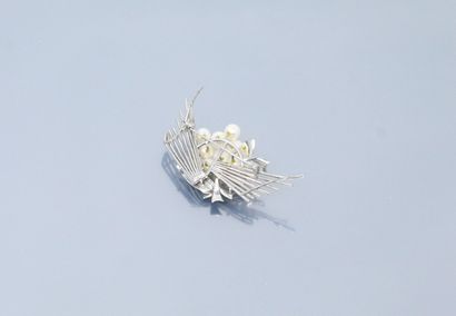 null Silver brooch decorated with eleven pearls. 

Dimensions : 6.5 x 3.3 cm. - Gross...