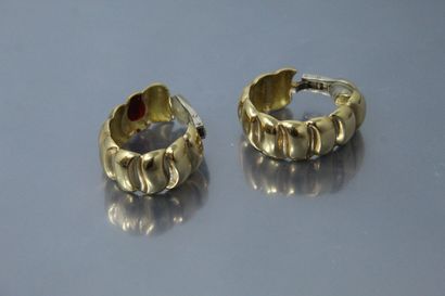 null Pair of 18k (750) yellow gold ear clips.

Gross weight: 36.55 g.