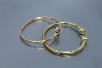 null Lot de deux bracelets rigides en or jaune 9k (375), l'un orné de deux améthyqtes...