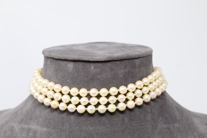 null Necklace made of three rows of pearls with a 14K gold clasp (585).

Around the...