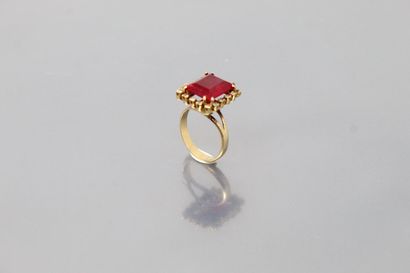 null 18k (750) yellow gold ring set with a rectangular synthetic ruby in a white...