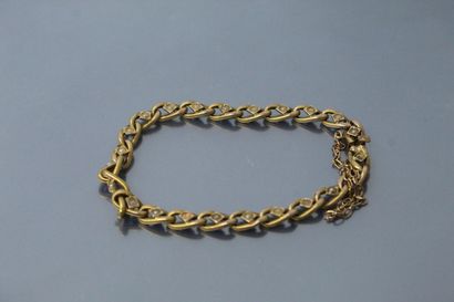 null Bracelet en or jaune 18k (750) à maille cannelée ornée de petites perles (manques)....
