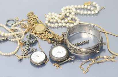 null Lot of jewels and fancy watches, some in silver. 

Gross weight of silver: 165...