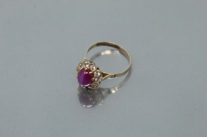 null 14k (585) yellow gold daisy ring set with a cabochon star ruby in a white stone...