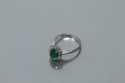null Silver daisy ring set with an oval emerald.

Finger size : 54 - Gross weight...