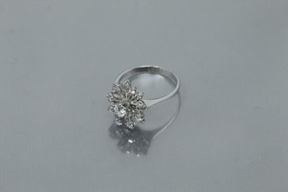 null Flower ring in 18k (750) white gold set with diamonds, the largest in the center,...