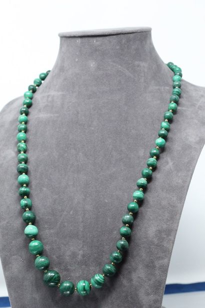 null Lot of two necklaces, one made of malachite beads and gilded metal, the other...