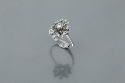 null Flower ring in 18k (750) white gold set with diamonds, the largest in the center,...