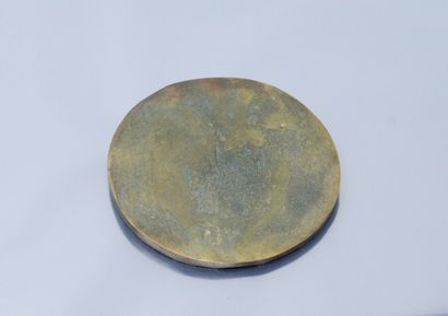 null Uniface bronze medal depicting a walking woman "believing / acting / seizing...