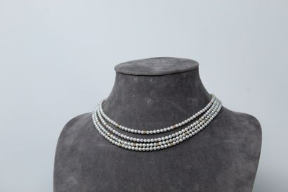 null 
Necklace with 4 rows of choker pearls, clasp in 18k (750) yellow gold. 

Gross...