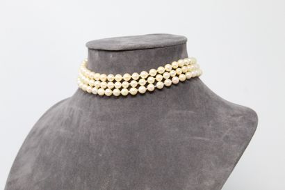null Necklace made of three rows of pearls with a 14K gold clasp (585).

Around the...