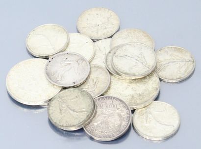 Lot de pièces en argent comprenant : 

-...