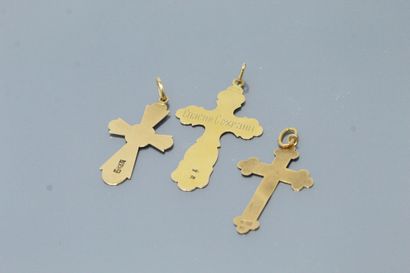 null Lot de 3 pententifs en or jaune 14k (585) en forme de croix

Travail probablement...