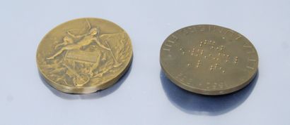 null Deux médailles de table en bronze.

- Louis Braille de profil droit 1809-1852,...
