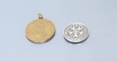 null Lot composé de deux médailles en bronze représentant Napoléon 1er par Andrieu,...
