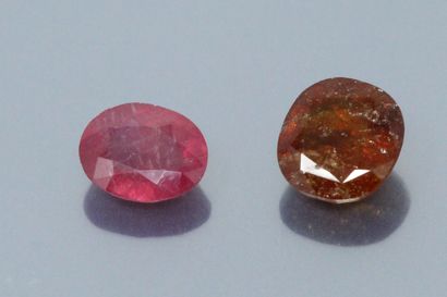 null Lot of two stones on paper including : 

- an oval ruby accompanied by a GJSPC...