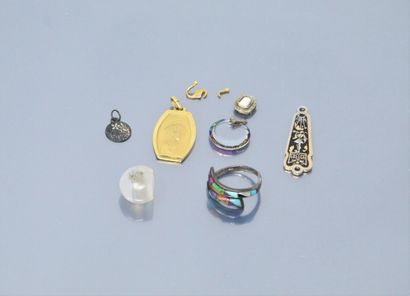 null Lot of fancy jewels and gold and silver scraps. 

Gold weight : 0.57 g. - Gross...