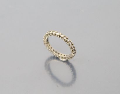 null Wedding ring in 18k (750) white gold set with diamonds.

Finger size: 49 - Gross...