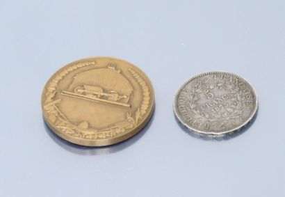 null Lot comprenant : 

- 5 francs Hercule en argent (1873 A) 

- Médaille, Monnaie...