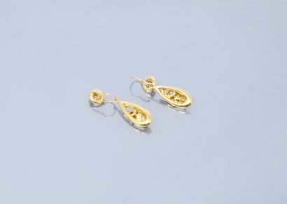null Paire de pendants d'oreille en or jaune 18k (750) à motif feuillagé.

Poids...