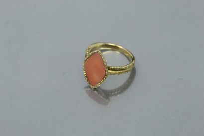 null 18k (750) yellow gold ring with a diamond-shaped coral plate. 

Finger size:...