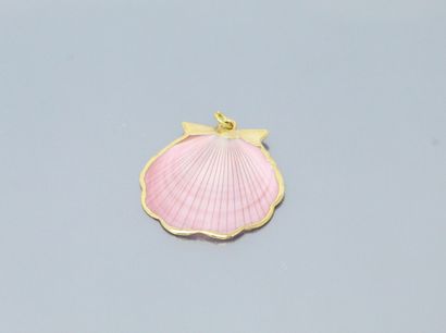 null Light pink shell pendant in gilded metal. 

Diameter : 4 cm.