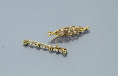 null Deux broches accidentées en or jaune 18k (750) rehaussées de petites perles...