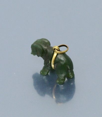 null Pendentif en pierre verte dure stylisant un éléphant et monté en or jaune 18k...