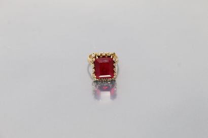 null 18k (750) yellow gold ring set with a rectangular synthetic ruby in a white...