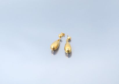 null Paire de boucles d'oreille en poire en or jaune 18k (750).

Poids : 2.90 g.