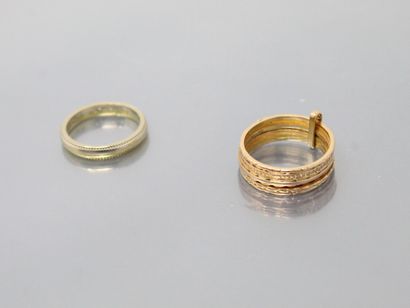null Lot of two 18k (750) gold rings, one with seven rings, the other with two golds....