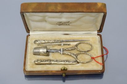null Sewing kit in a basane box "Piquet Nantes". 

It includes: a needle holder,...