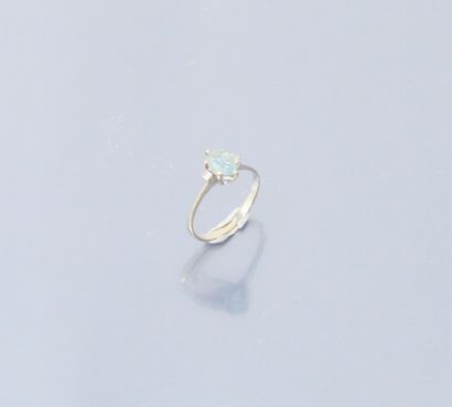 null 18k (750) white gold ring set with a navette aquamarine and a white stone on...