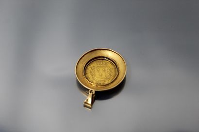 null 
Pendentif en or jaune 18k (750) orné d'une pièce de 20 Francs Louis XVIII (buste...