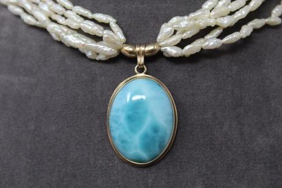 null Six rows of baroque pearls with a 14k (585) yellow gold pendant holding a blue...