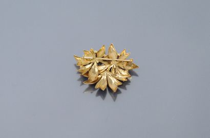 null 18K (750) gold brooch with foliage motif inlaid with pink synthetic stones....
