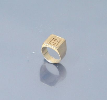 null 18k (750) yellow gold man's signet ring, numbered AD.

Finger size: - Weight:...