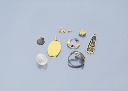 null Lot of fancy jewels and gold and silver scraps. 

Gold weight : 0.57 g. - Gross...