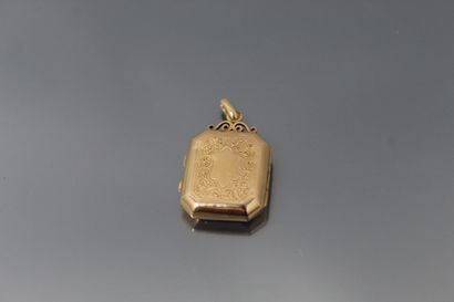 null 18K (750) yellow gold octagonal photo pendant with foliage decoration flanked...