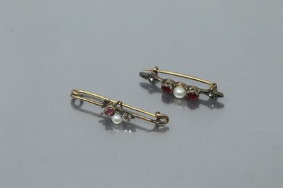 null Lot including an 18k (750) yellow gold and silver brooch with two rubies and...