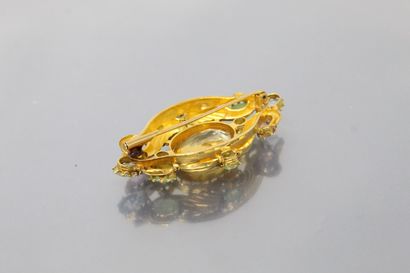 null 18k (750) yellow gold scroll brooch holding a large citrine in its center, with...