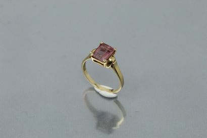 null 18k (750) yellow gold ring set with a rectangular rubellite.

 Finger size :...