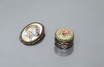 null Lot including : 

- a metal pillbox decorated with cloisonné enamels, the lid...