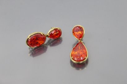 null Pair of 14K (585) yellow gold earrings set with orange zirconium oxide.

Dimensions...
