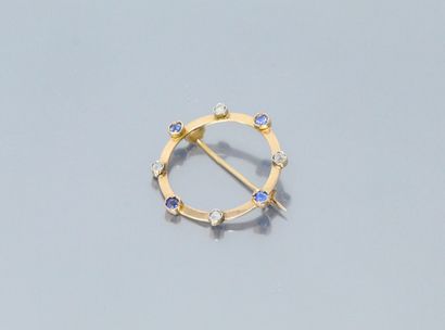 null Broche ronde en or jaune 18k (750) ornée de diamants taille ancienne et de saphirs...