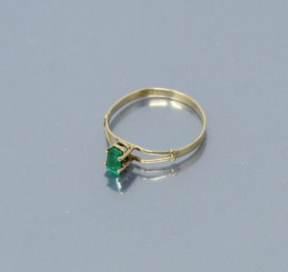 null 18k (750) yellow gold ring set with a rectangular emerald.

Finger size: 52...