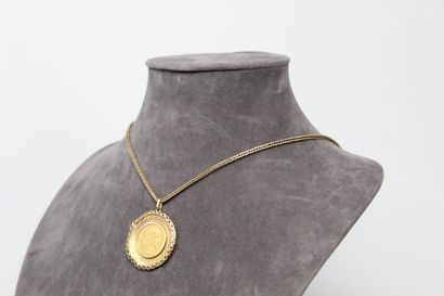 null 18k (750) yellow gold pendant set with a 20 francs Coq 1910 gold coin. 

A chain...