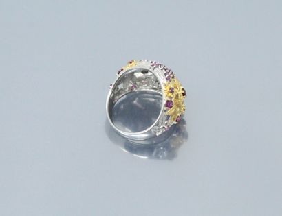 null Silver and silver vermeil ring with floral design and garnets. 

Finger size...