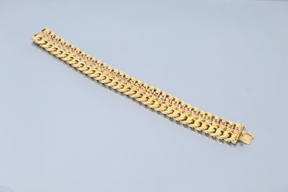 null Bracelet en or jaune 18k (750) à double maille gourmette et orné de rubis synthétique....